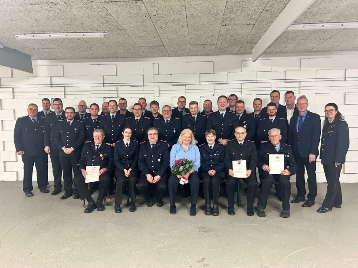 Feuerwehr Sandkrug: Jahreshauptversammlung mit Rekordeinsätzen und Ehrungen