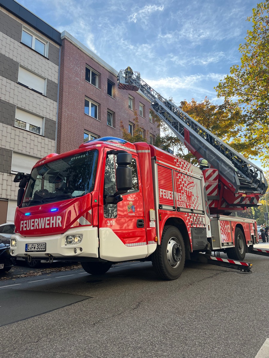 Feuerwehr im Großeinsatz: Zimmerbrand in Essen-Altenessen verletzt Bewohner