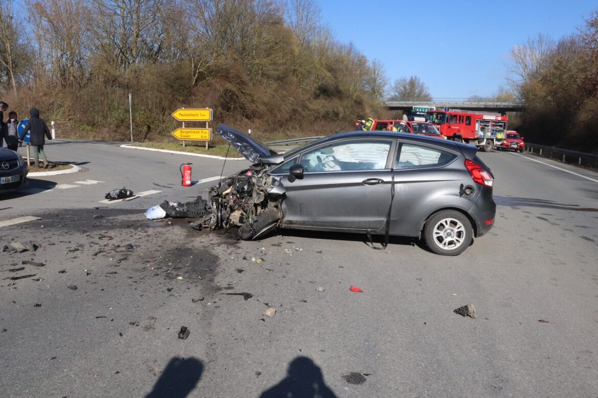 Frontalzusammenstoß auf B252: Drei Verletzte bei Unfall in Peckelsheim