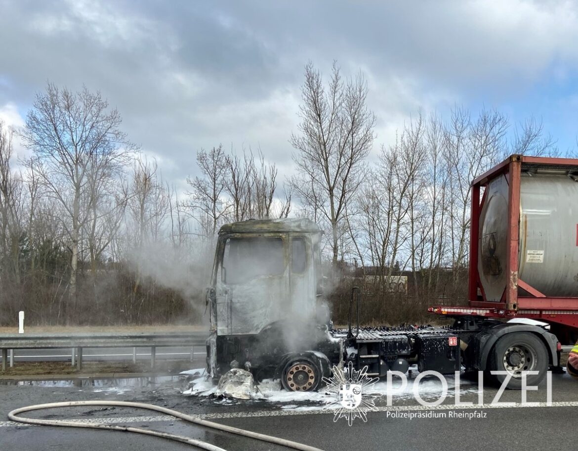 Großbrand auf A6: LKW Fahrer gerettet – Keine Verkehrsstörungen!