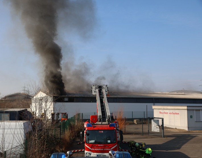 Großbrand in Essen-Dellwig: Feuerwehr kämpft stundenlang gegen Flammen!