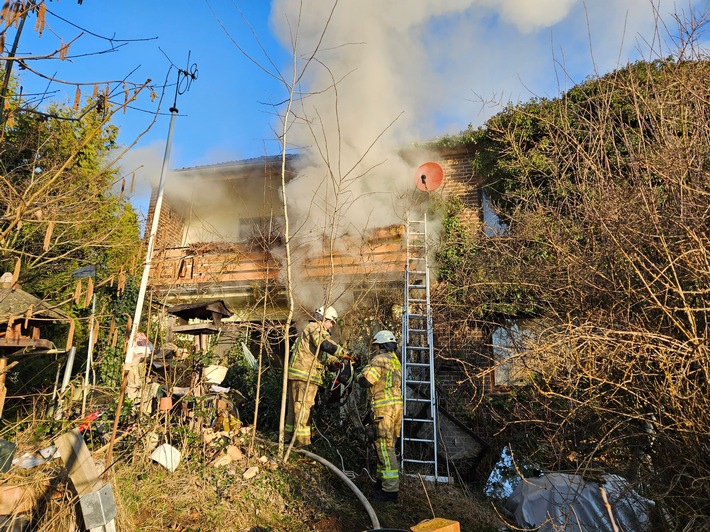 Großeinsatz in Sievershausen: Feuerwehr kämpft gegen Zimmerbrand!