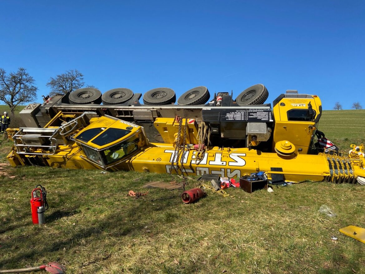 Kranwagen-Unfall auf L43: Feuerwehr kämpft gegen Umweltgefahr!