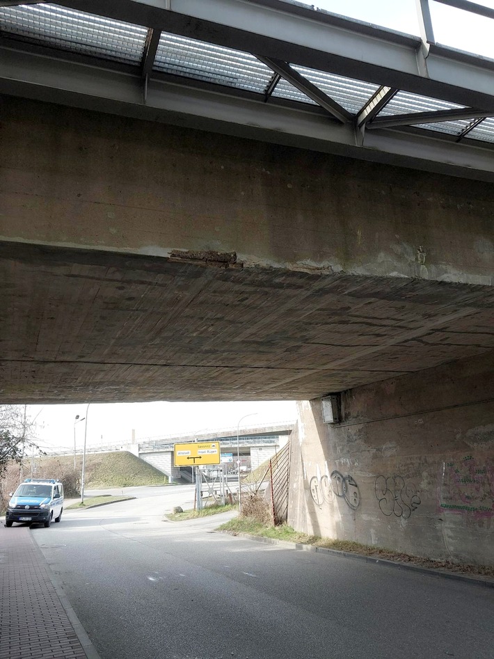 LKW-Fahrer rammt Brücke in Stralsund: Hoher Schaden und Zugausfälle!