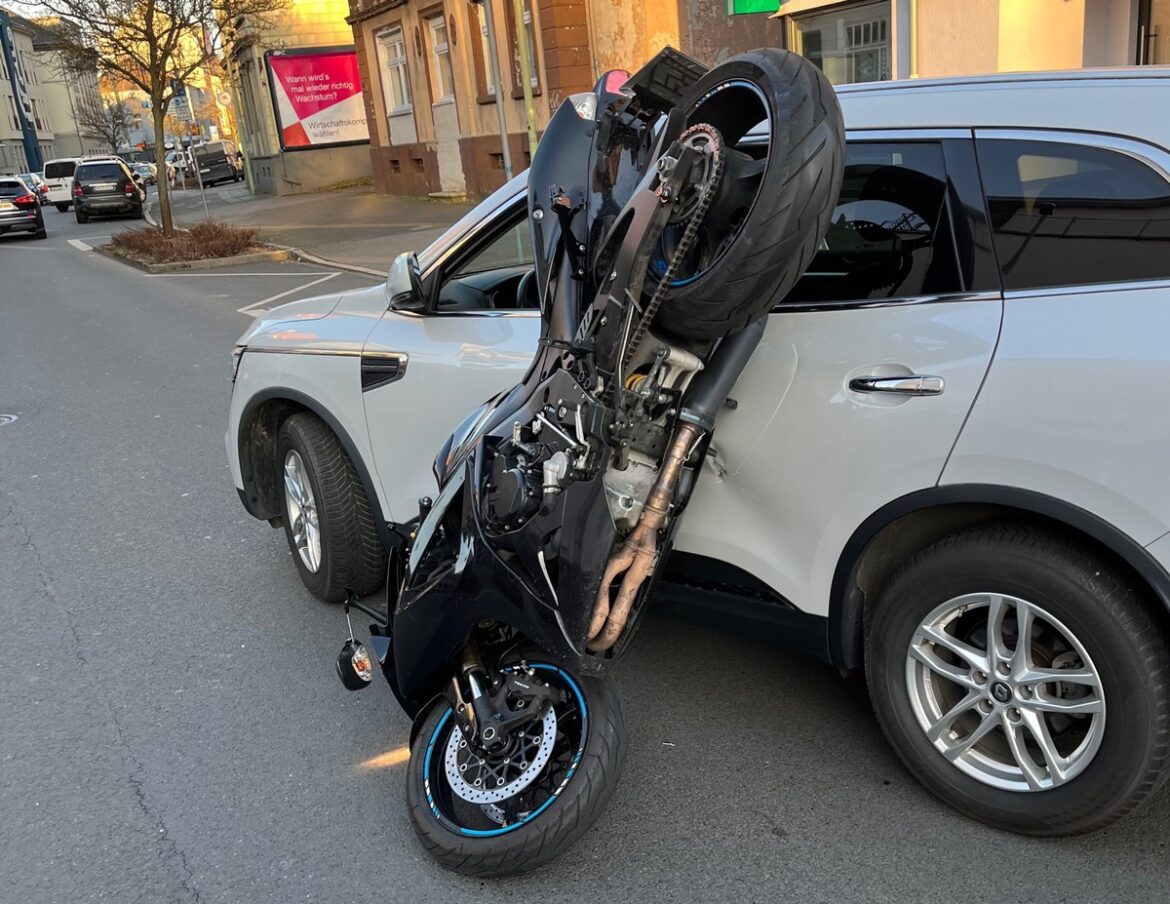 Motorradfahrer leicht verletzt: Crash auf der Kölner Straße in Haspe!