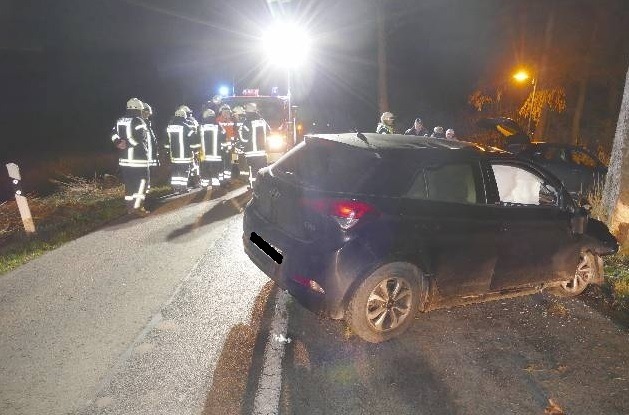 Schlaf am Steuer: 18-Jährige prallt in Bülkau gegen Straßenbaum!