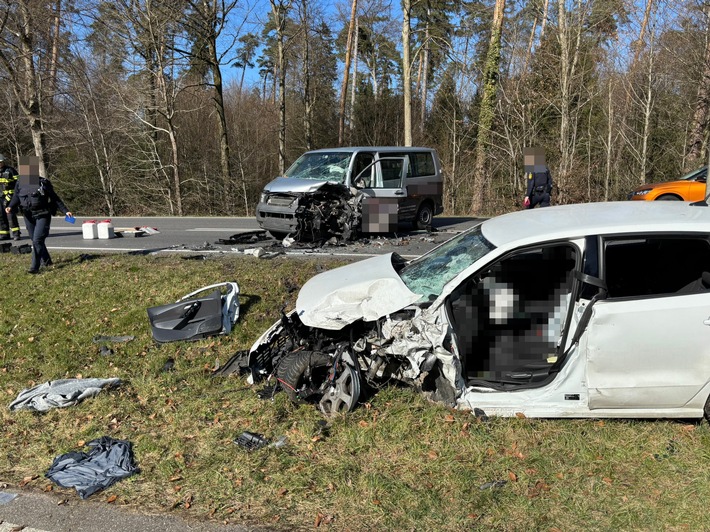 Schwerer Unfall auf der B31: Zwei Verletzte nach Frontalkollision!