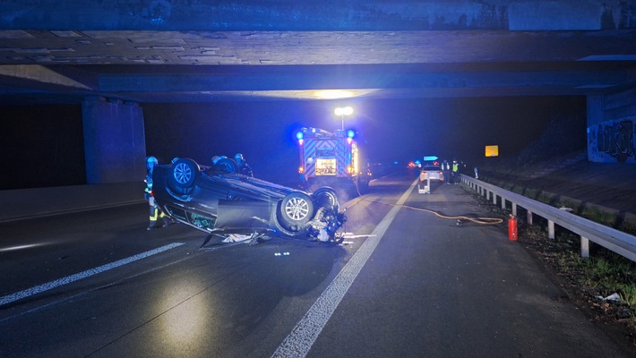 Schwerer Verkehrsunfall auf der A52: Zwei Pkw überschlagen sich!